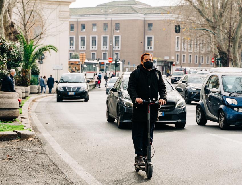 Codice della Strada, si parla di patenti e casco per i monopattini